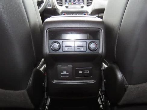 Used 2023 GMC Acadia SLT w/ Preferred Package image 27