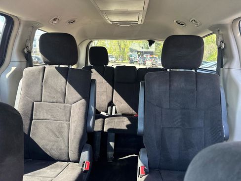 Used 2011 Dodge Grand Caravan Crew w/ Entertainment Group 1 FWD image 12
