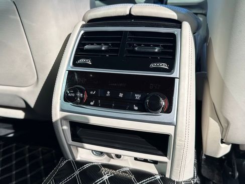 Used 2020 BMW 750i xDrive w/ Executive Package image 30