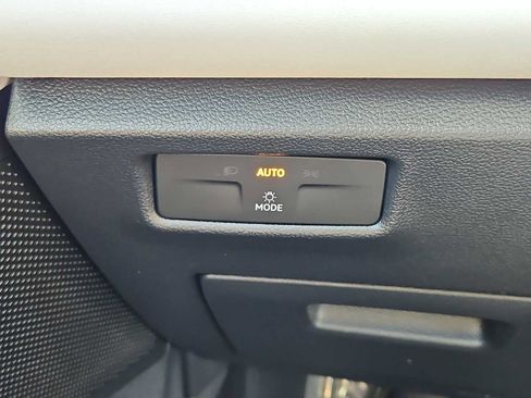 Used 2025 Volkswagen Tiguan SE w/ Panoramic Sunroof Package AWD/4WD image 17