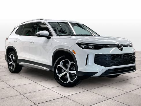 New 2026 Volkswagen Tiguan SE FWD image 2