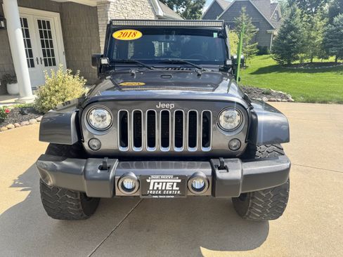 Used 2018 Jeep Wrangler Unlimited Sahara w/ Connectivity Group AWD/4WD image 9