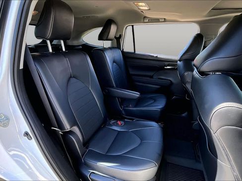 Used 2021 Toyota Highlander XLE AWD/4WD image 19