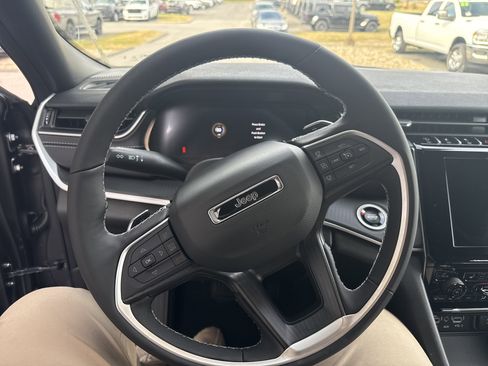 New 2025 Jeep Grand Cherokee Altitude image 17