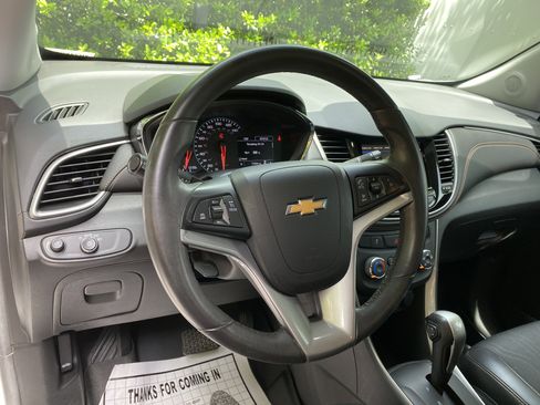 Used 2018 Chevrolet Trax LT w/ LT Convenience Package AWD/4WD image 17