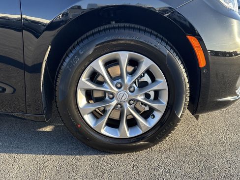 New 2026 Chrysler Pacifica Limited image 12