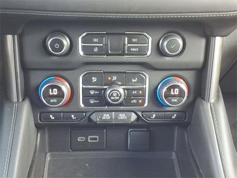 Used 2023 Chevrolet Suburban Z71 w/ Luxury Package image 28