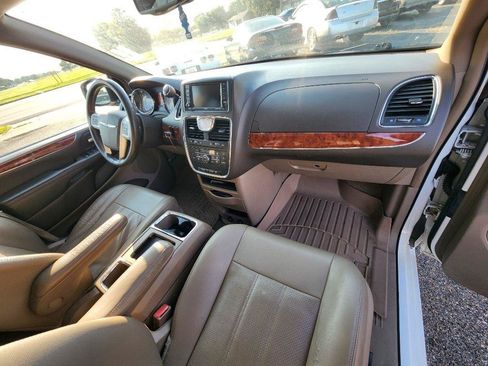 Used 2016 Chrysler Town & Country Touring-L FWD image 15