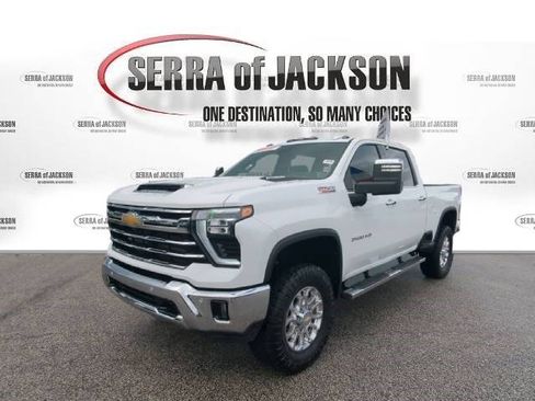 Used 2025 Chevrolet Silverado 3500 LTZ AWD/4WD image 5
