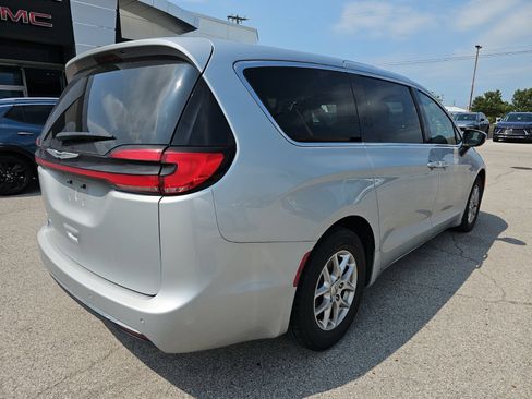 Used 2023 Chrysler Pacifica Touring-L FWD image 5