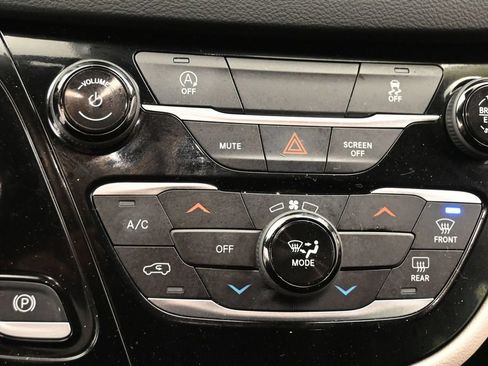 Used 2023 Chrysler Voyager LX FWD image 21