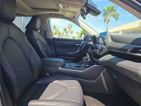 Used 2025 Toyota Highlander XLE FWD image 11