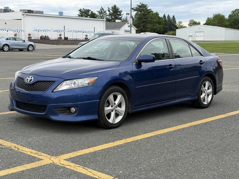 Used 2010 Toyota Camry SE FWD image 2