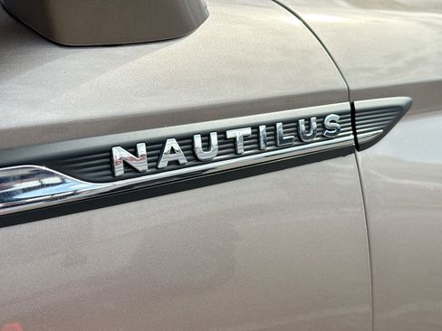 Used 2021 Lincoln Nautilus Standard image 11