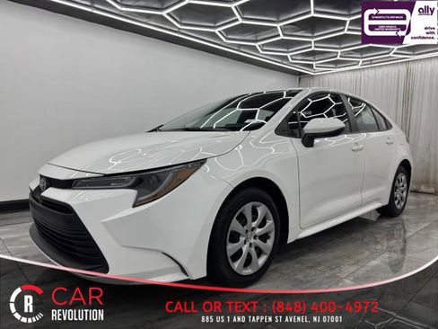 Used 2023 Toyota Corolla LE image 3