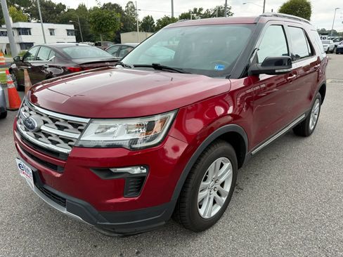 Used 2018 Ford Explorer XLT w/ Equipment Group 202A AWD/4WD image 3