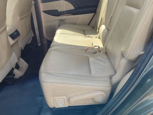 Used 2016 Toyota Highlander XLE w/ Four Season Floor Mat Package AWD/4WD image 16