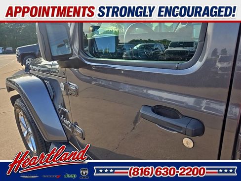 Used 2018 Jeep Wrangler Unlimited Sahara AWD/4WD image 27