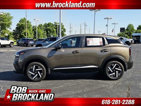 Used 2025 Nissan Kicks SV w/ Charging Package FWD image 6