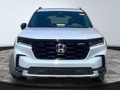 Used 2025 Honda Pilot TrailSport image 2