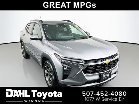 Used 2024 Chevrolet Trax LT w/ Driver Confidence Package FWD image 1
