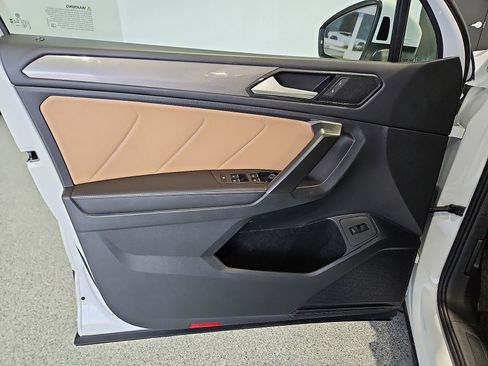 Used 2024 Volkswagen Tiguan SE w/ Panoramic Sunroof Package AWD/4WD image 26