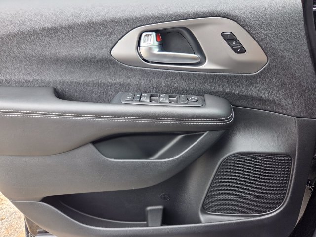 New 2027 Chrysler Pacifica Select FWD image 22