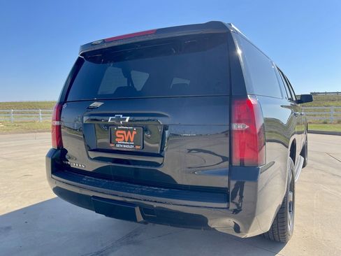 Used 2018 Chevrolet Suburban LT image 4