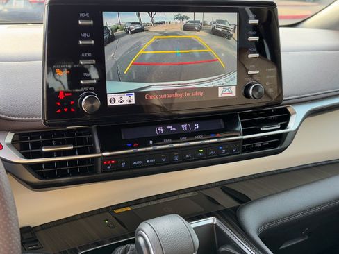 Used 2021 Toyota Sienna Platinum image 26