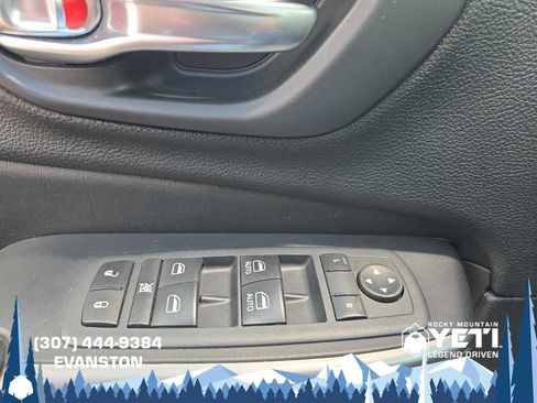 Used 2020 Jeep Cherokee Latitude Plus w/ Comfort/Convenience Group AWD/4WD image 30