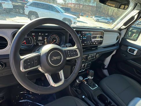 Used 2025 Jeep Wrangler Sahara image 24