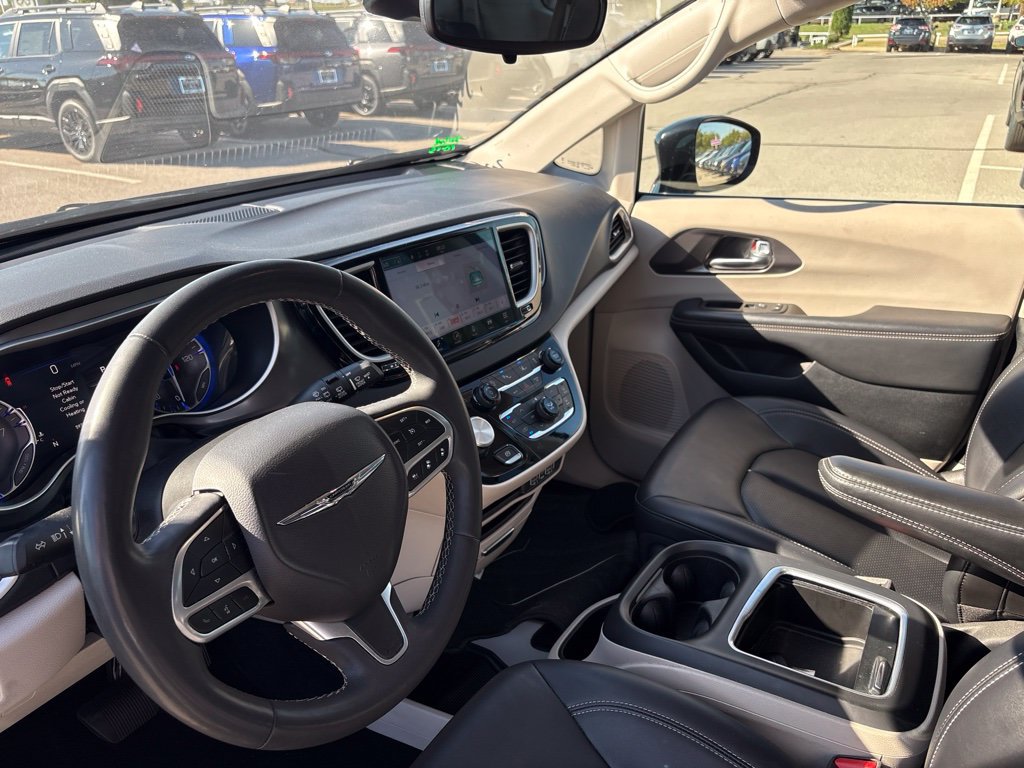 Used 2024 Chrysler Pacifica Touring-L FWD image 4