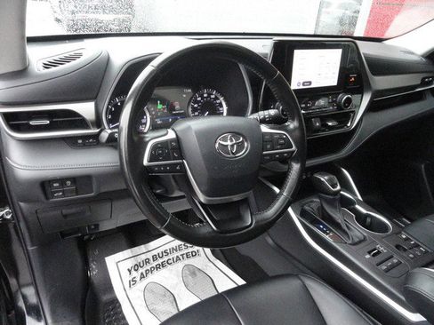 Used 2023 Toyota Highlander XLE AWD/4WD image 8