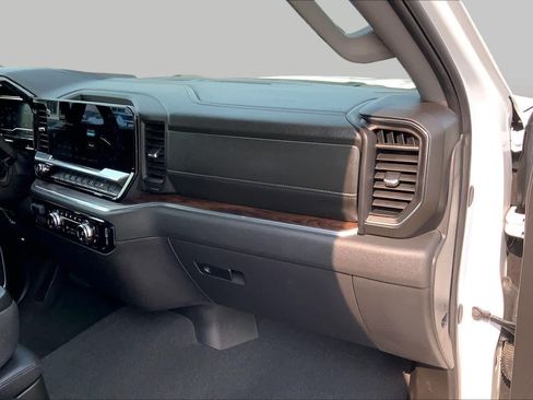 Used 2025 GMC Sierra 1500 SLT RWD image 18