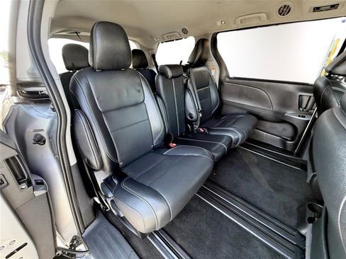 Used 2015 Toyota Sienna SE image 18