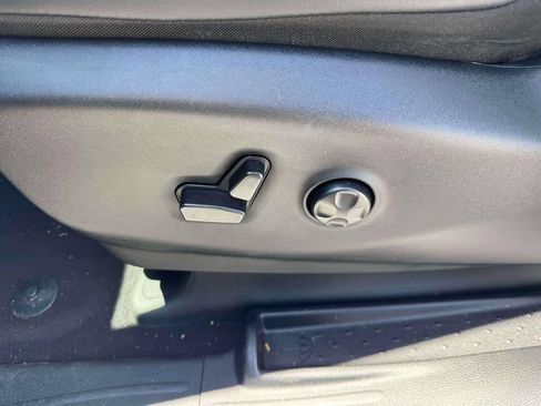 Used 2024 Chrysler Pacifica Limited FWD image 17