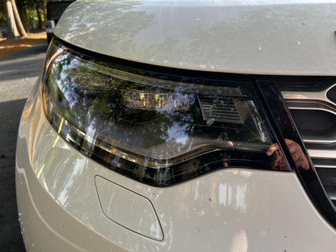 Used 2023 Land Rover Discovery S image 12