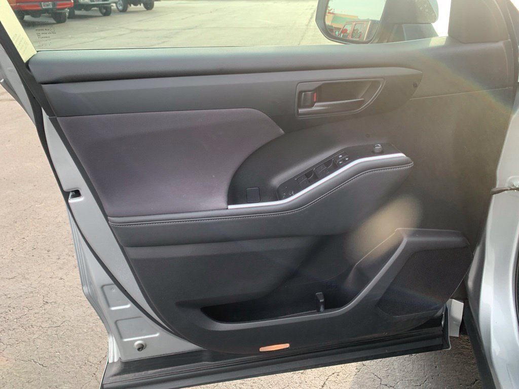Used 2023 Toyota Highlander LE FWD image 35