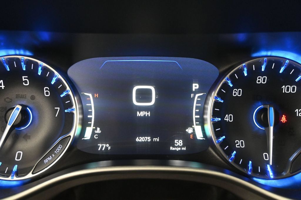 Used 2023 Chrysler Pacifica Touring-L FWD image 14
