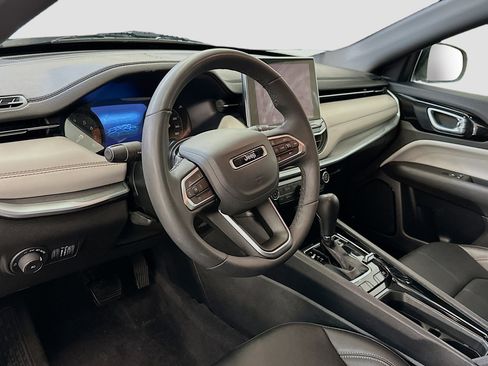 Used 2025 Jeep Compass Limited image 18