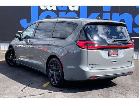 Used 2025 Chrysler Pacifica Limited FWD image 13