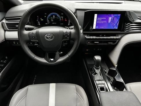 Used 2025 Toyota Camry SE image 13