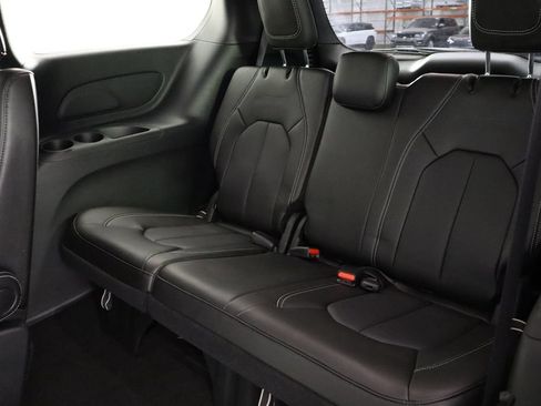 Used 2025 Chrysler Pacifica Select AWD/4WD image 10