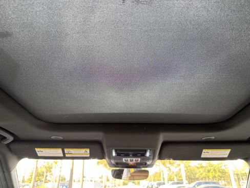 Used 2024 Land Rover Discovery Dynamic SE image 18