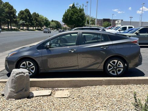 Used 2017 Toyota Prius Two FWD image 6