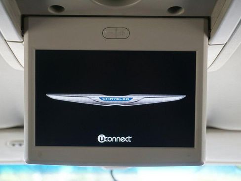 Used 2014 Chrysler Town & Country Touring FWD image 38