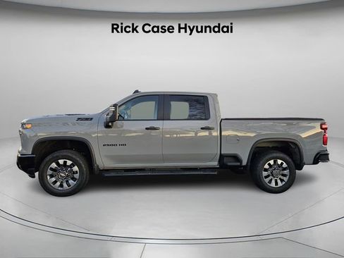 Used 2024 Chevrolet Silverado 2500 Custom w/ Custom Value Package image 3