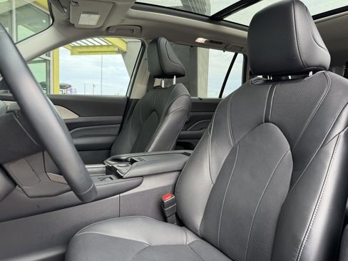 Used 2024 Toyota Grand Highlander Limited image 31