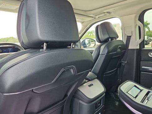 New 2025 Lincoln Navigator L Reserve AWD/4WD image 12