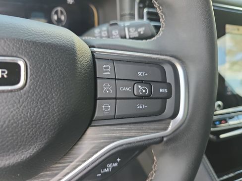 Used 2024 Jeep Wagoneer L Series II w/ Flexible Seating Group AWD/4WD image 20